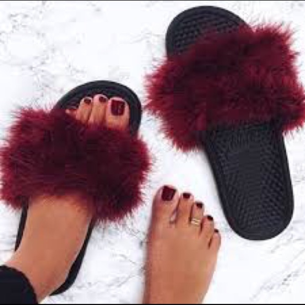COPY - Nike fuzzy furry slides
